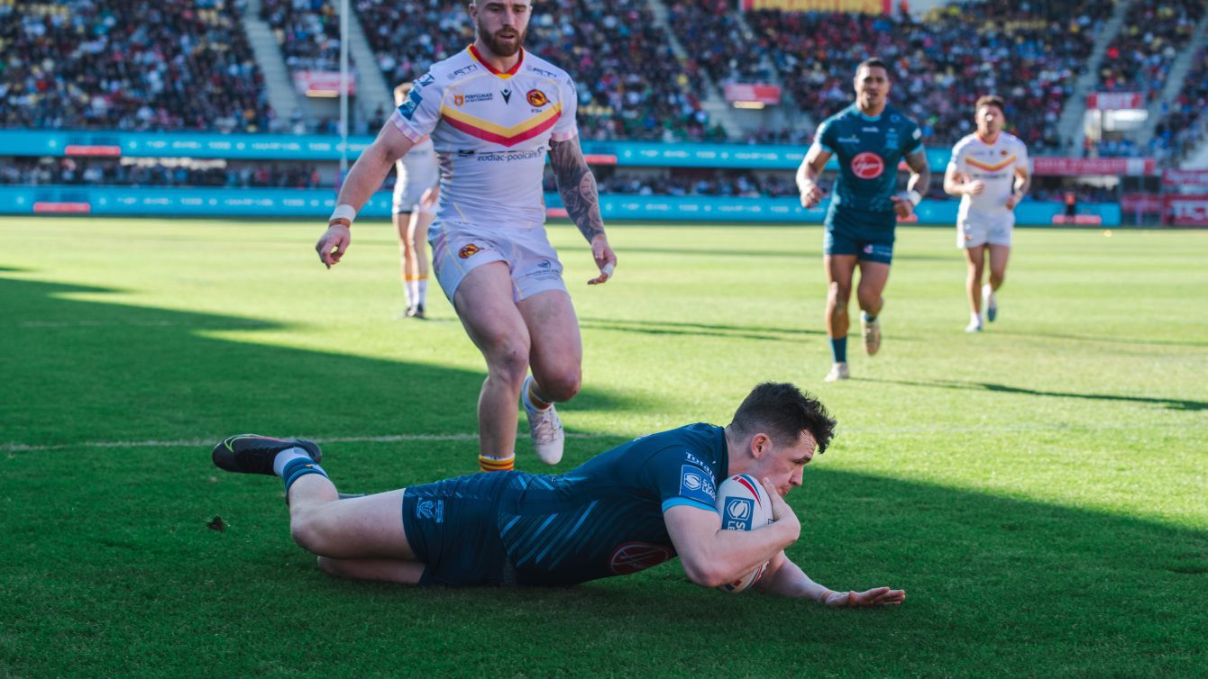 Josh Thewlis dives over for a try.