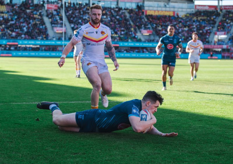 Josh Thewlis dives over for a try.